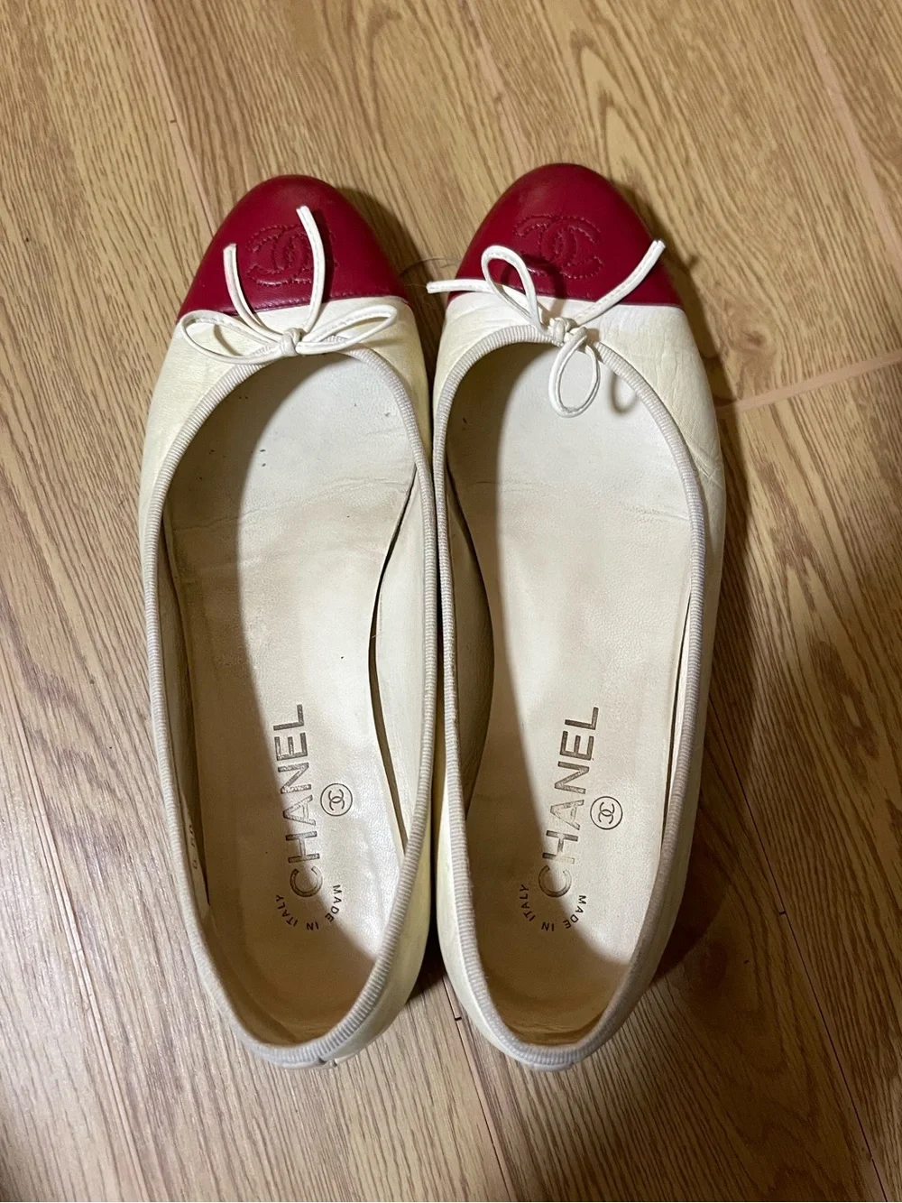 CHANEL Cream Leather Ballet Flats with Red Cap Toe